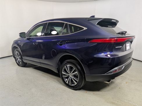 Used 2021 Toyota Venza LE image 5