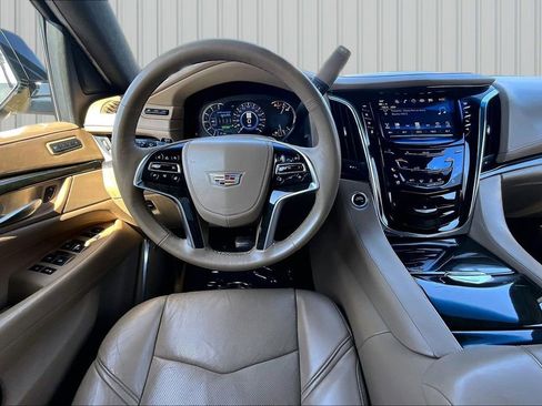 Used 2018 Cadillac Escalade ESV Platinum AWD/4WD image 2