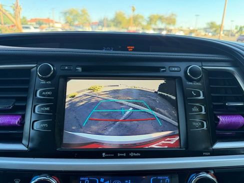 Used 2017 Toyota Highlander LE image 36