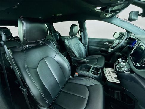 Used 2025 Chrysler Pacifica Select image 27