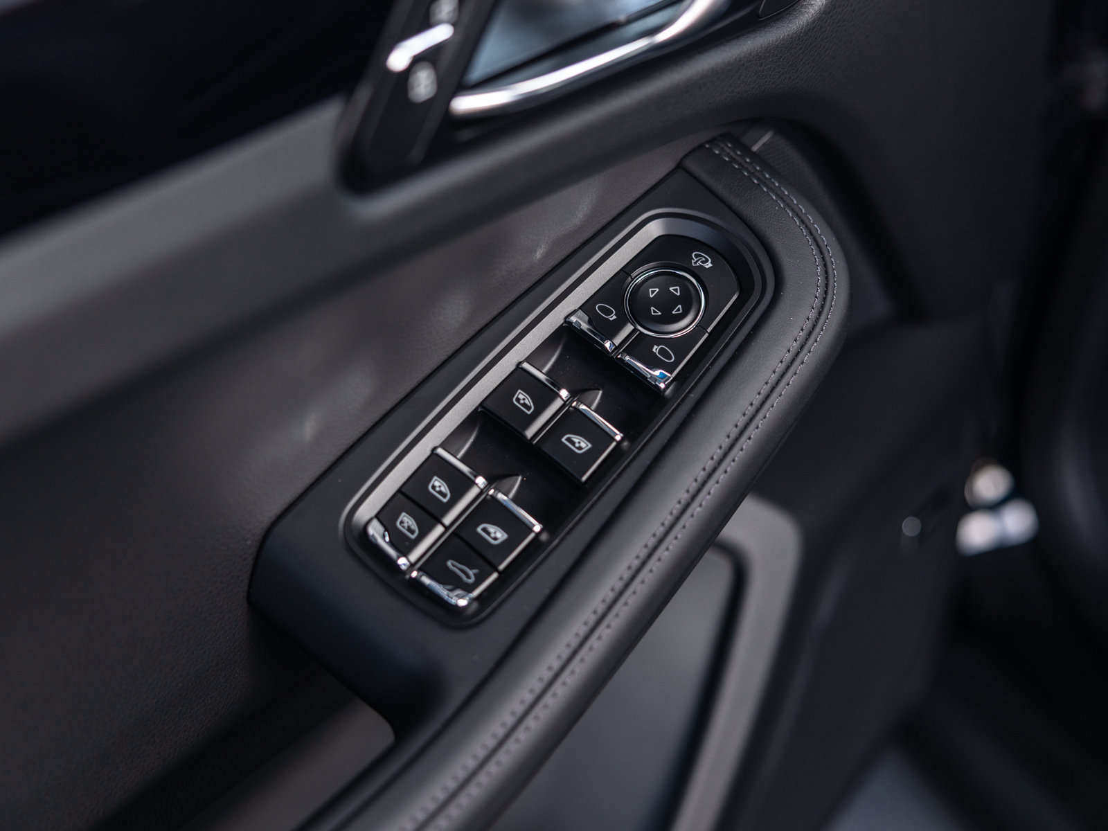 Used 2026 Porsche Macan AWD/4WD image 36