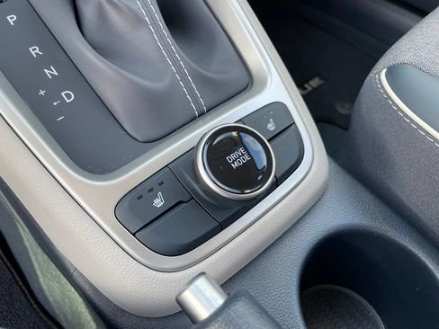 Used 2024 Hyundai Venue Limited FWD image 19