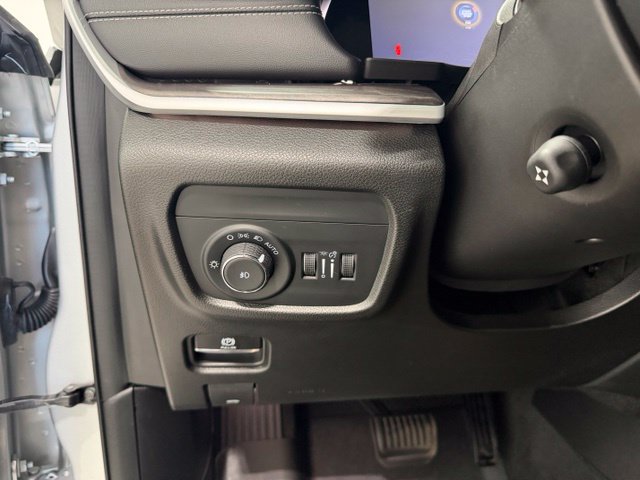 Used 2023 Jeep Grand Cherokee L Limited AWD/4WD image 11