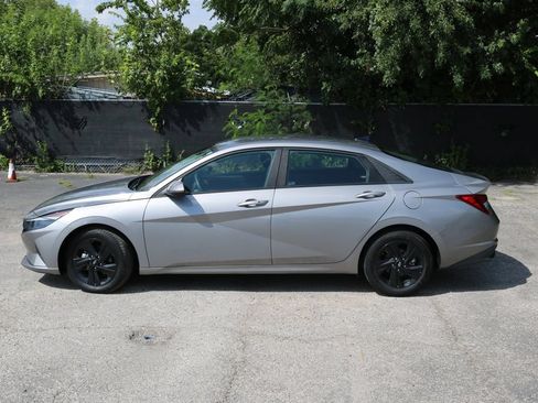 Used 2023 Hyundai Elantra SEL FWD image 2