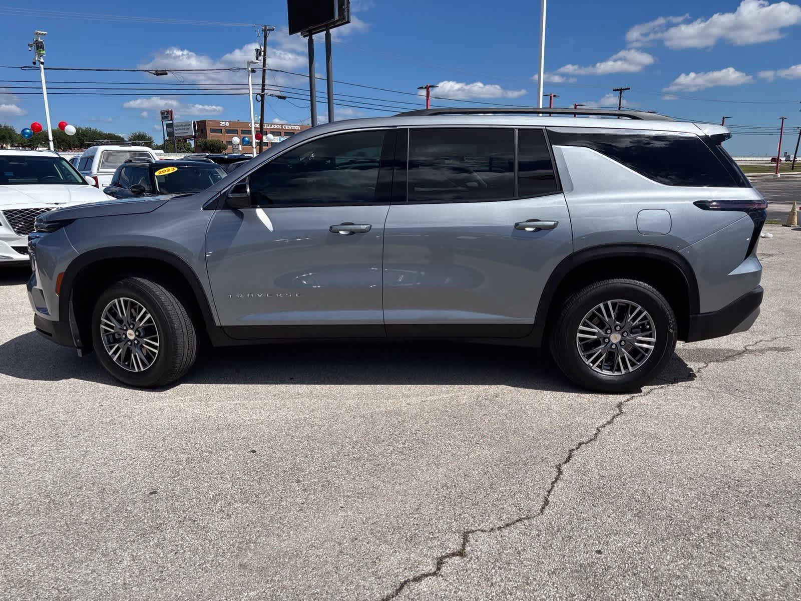 Used 2025 Chevrolet Traverse LT w/ Driver Confidence Package FWD image 9