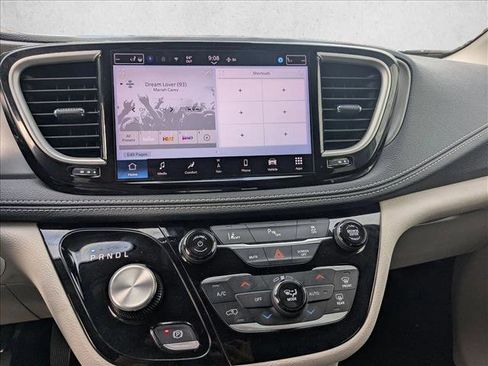 Used 2024 Chrysler Pacifica Select image 12