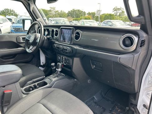 Used 2022 Jeep Wrangler Unlimited Sahara image 35