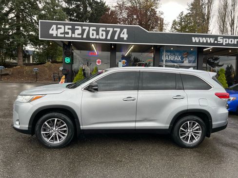 Used 2019 Toyota Highlander XLE AWD/4WD image 2