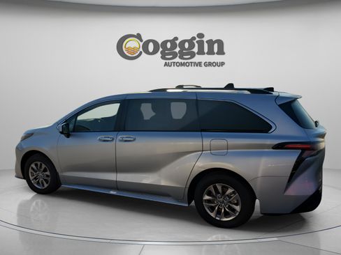 Used 2025 Toyota Sienna XLE image 4