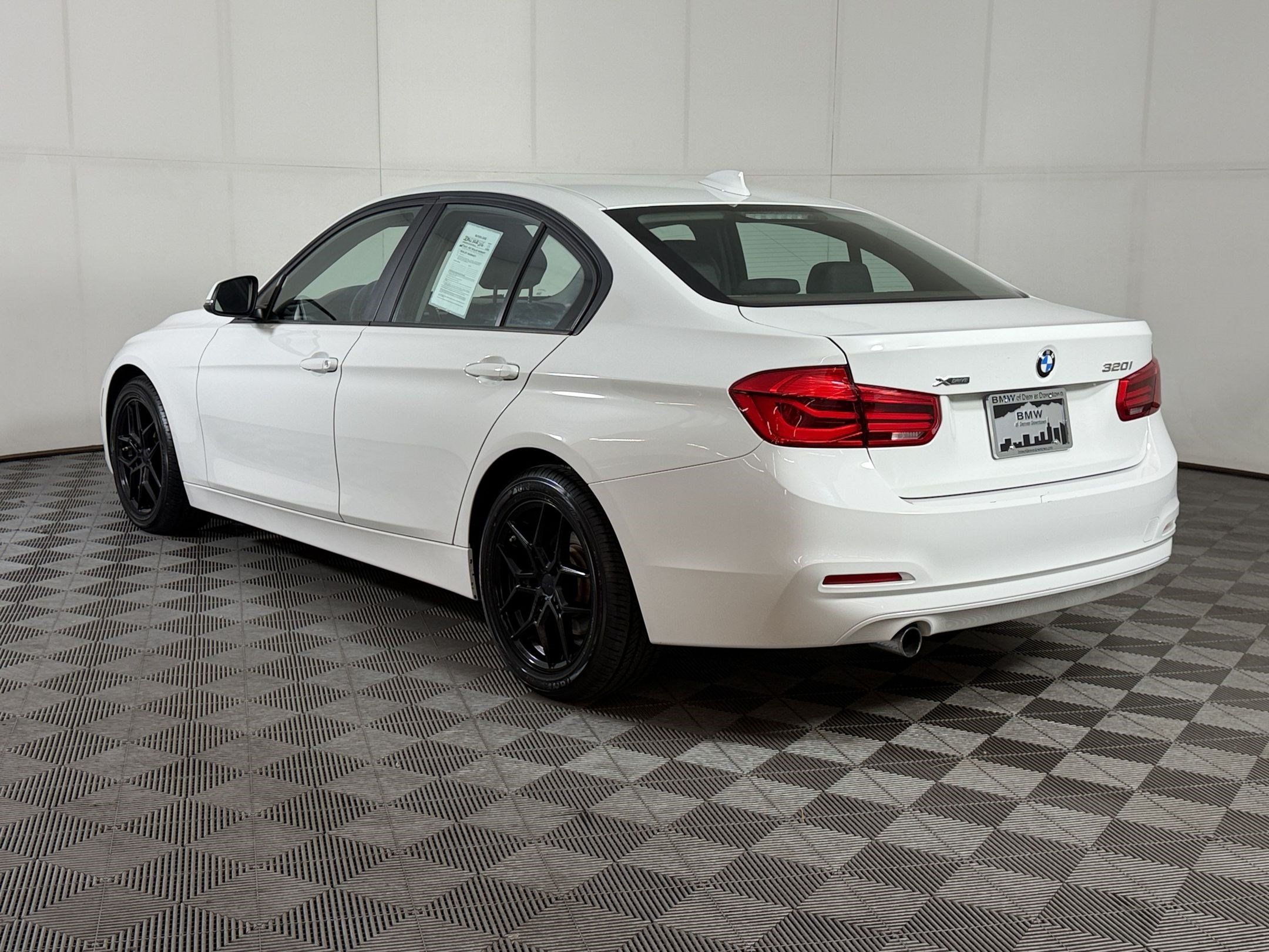 Used 2016 BMW 320i xDrive Sedan AWD/4WD image 3