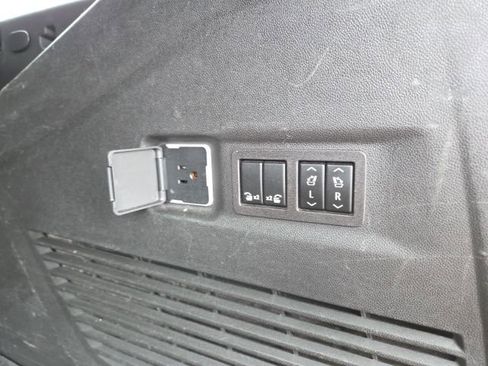 Used 2023 Chevrolet Suburban LT w/ Luxury Package image 35