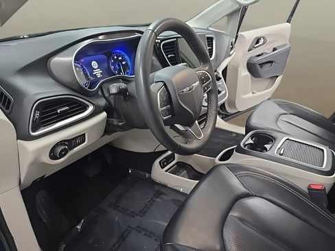 Used 2024 Chrysler Pacifica Touring-L image 12