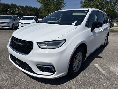 Used 2024 Chrysler Pacifica Touring-L FWD image 3