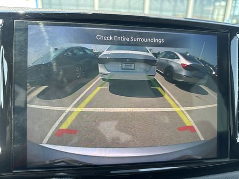 Used 2024 Chrysler Pacifica Touring-L FWD image 18