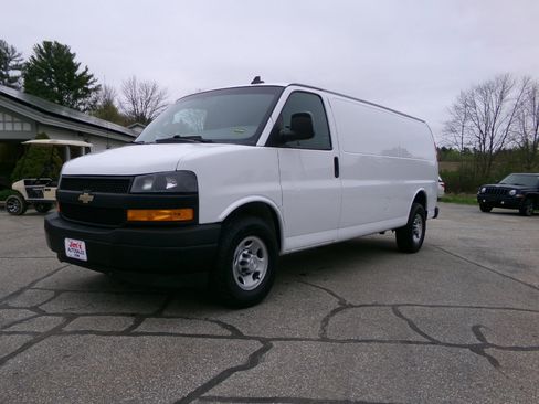 Used 2018 Chevrolet Express 3500 Extended w/ Driver Convenience Package image 9