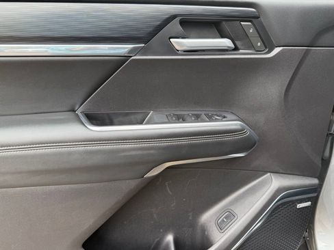 Used 2025 GMC Acadia Elevation image 17