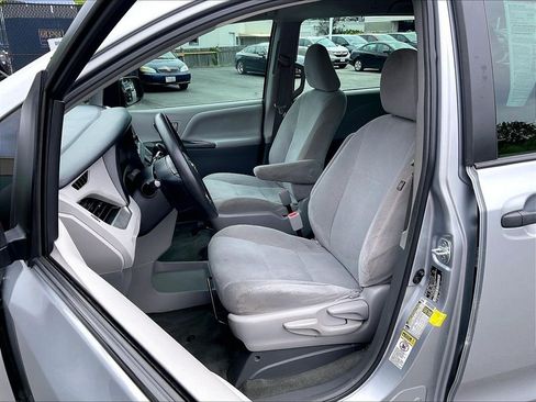 Used 2017 Toyota Sienna L FWD image 10
