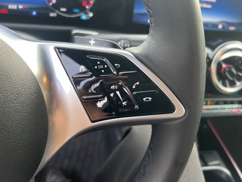 Used 2025 Mercedes-Benz GLB 250 image 20