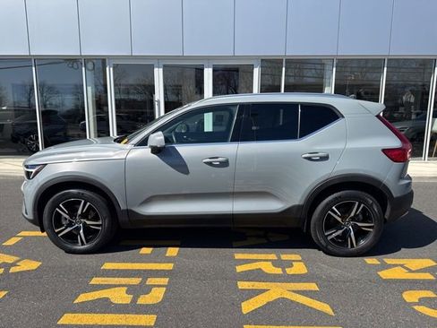 Certified 2025 Volvo XC40 B5 Core image 2