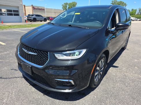 Used 2023 Chrysler Pacifica Touring-L FWD image 7
