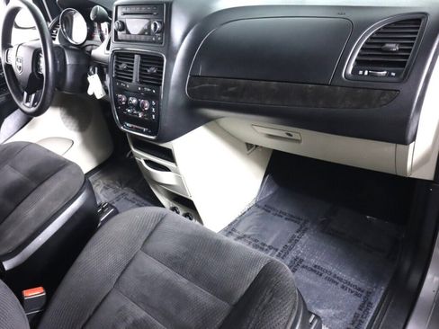 Used 2017 Dodge Grand Caravan SE image 30