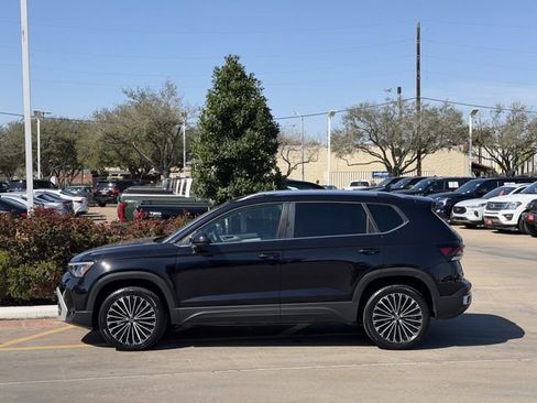 Used 2025 Volkswagen Taos SE image 4