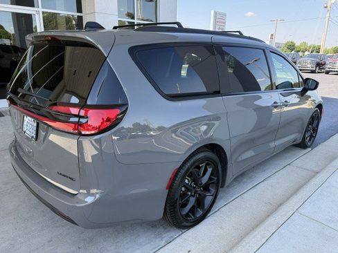 Used 2025 Chrysler Pacifica Limited FWD image 9