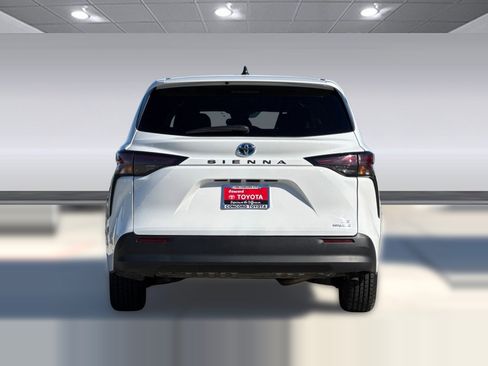Used 2024 Toyota Sienna LE image 9
