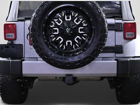 Used 2016 Jeep Wrangler Unlimited Sahara image 9