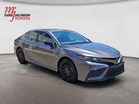 Used 2023 Toyota Camry SE FWD image 3