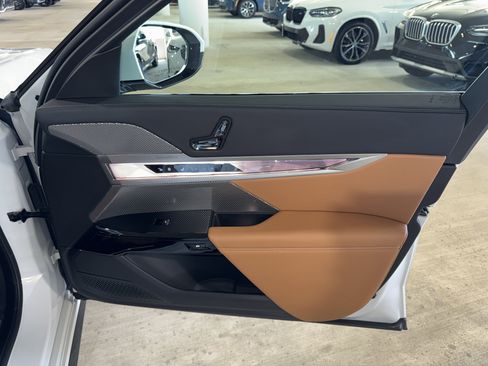 Used 2025 BMW 740i xDrive image 9
