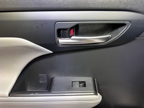 Certified 2021 Toyota Highlander XLE image 42