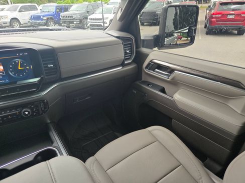 Used 2024 Chevrolet Silverado 2500 LTZ w/ LTZ Convenience Package AWD/4WD image 11