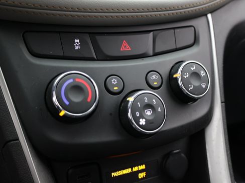 Used 2022 Chevrolet Trax LT w/ LT Convenience Package AWD/4WD image 15