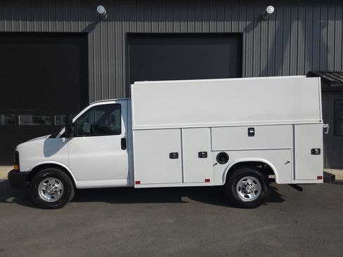 Used 2017 Chevrolet Express 3500 image 1