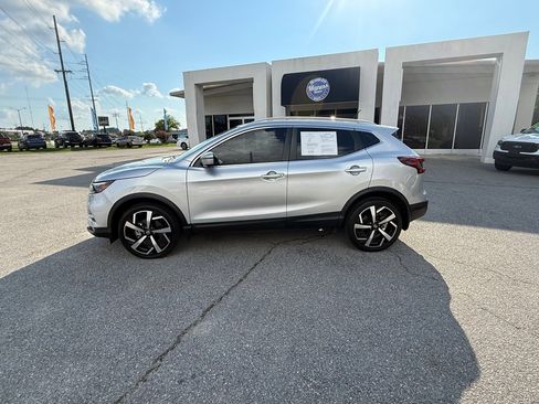 Used 2021 Nissan Rogue Sport SL w/ Premium Package image 2