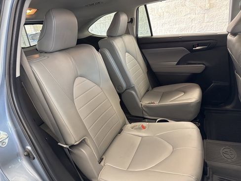 Certified 2024 Toyota Highlander XLE image 47