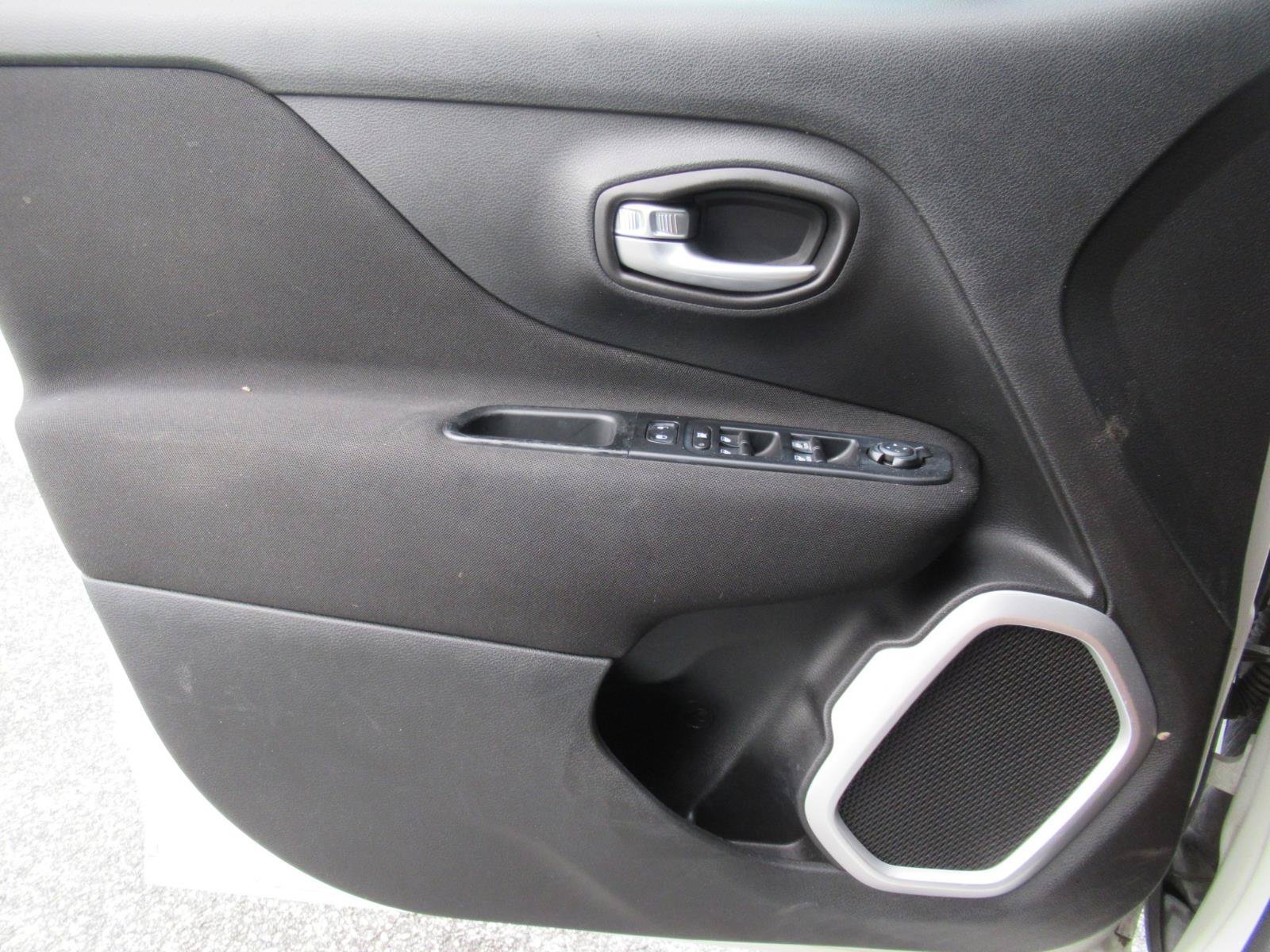 Used 2019 Jeep Renegade Latitude FWD image 20