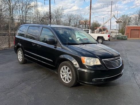 Used 2014 Chrysler Town & Country Touring FWD image 9