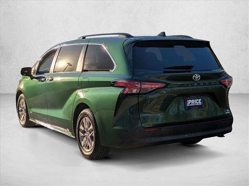 Used 2021 Toyota Sienna XLE image 8