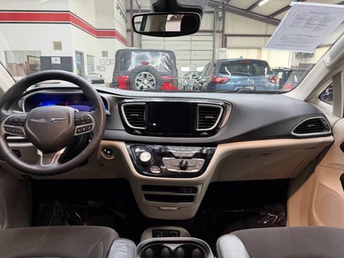 Used 2020 Chrysler Pacifica Touring w/ Advanced Safetytec Group FWD image 19