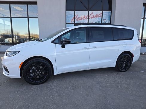 New 2026 Chrysler Pacifica Select w/ S Appearance Package image 4