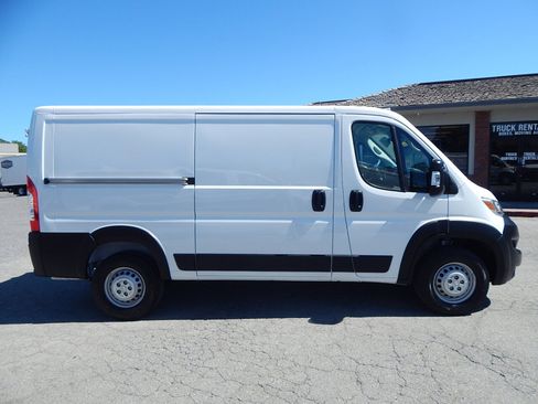 Used 2025 RAM ProMaster 2500 w/ U-Haul Equipment Group FWD image 8