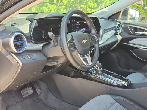 Used 2025 Chevrolet Trax LT w/ LT Convenience Package FWD image 15