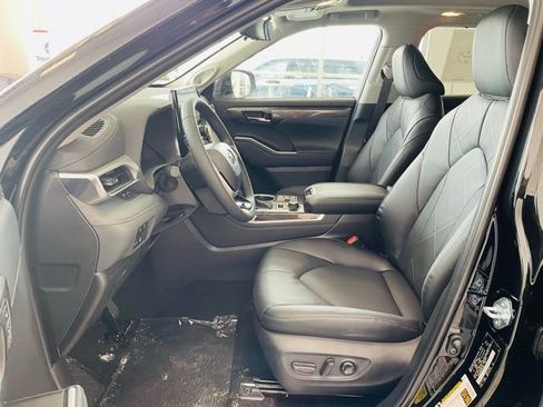 New 2026 Toyota Highlander Platinum image 9