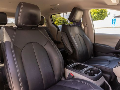 Used 2024 Chrysler Pacifica Limited FWD image 35