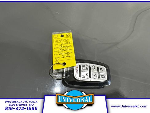 Used 2023 Chrysler Pacifica Touring-L FWD image 36