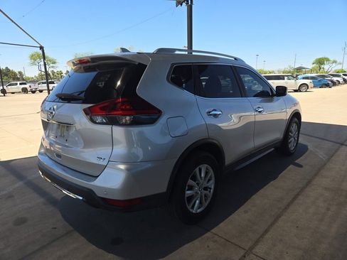 Used 2020 Nissan Rogue SV FWD image 2