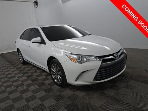 Used 2017 Toyota Camry SE image 4