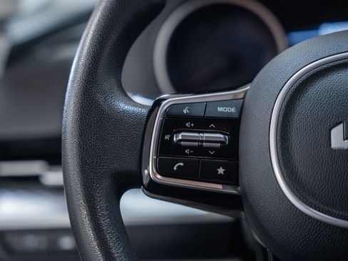 Used 2024 Kia Carnival LX image 31